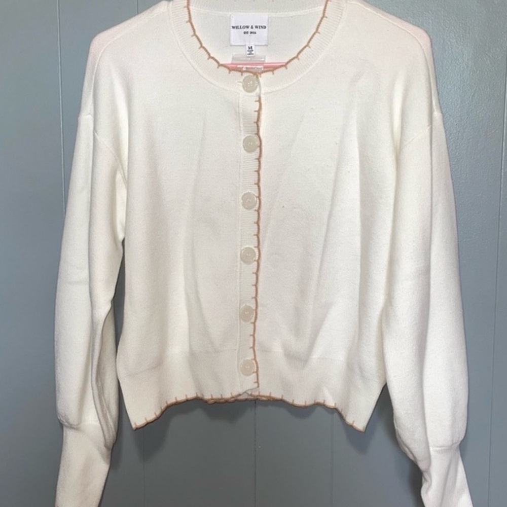 Willow & Wind Women's White Cardigan with Tan Scalloped Trim